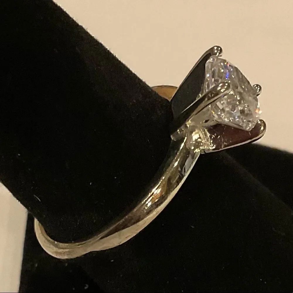 Beautiful Silver Solitaire Ring - Picture 4 of 6